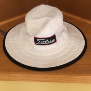 Titleist bucket hat, barely worn, good condition